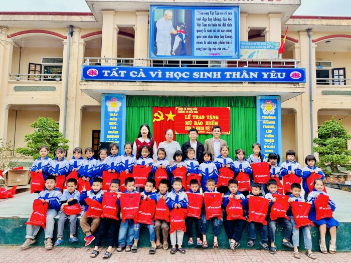 TRAO MŨ BẢO HIỂM CỦA CÔNG TY HONDA CHO HỌC SINH LỚP 1