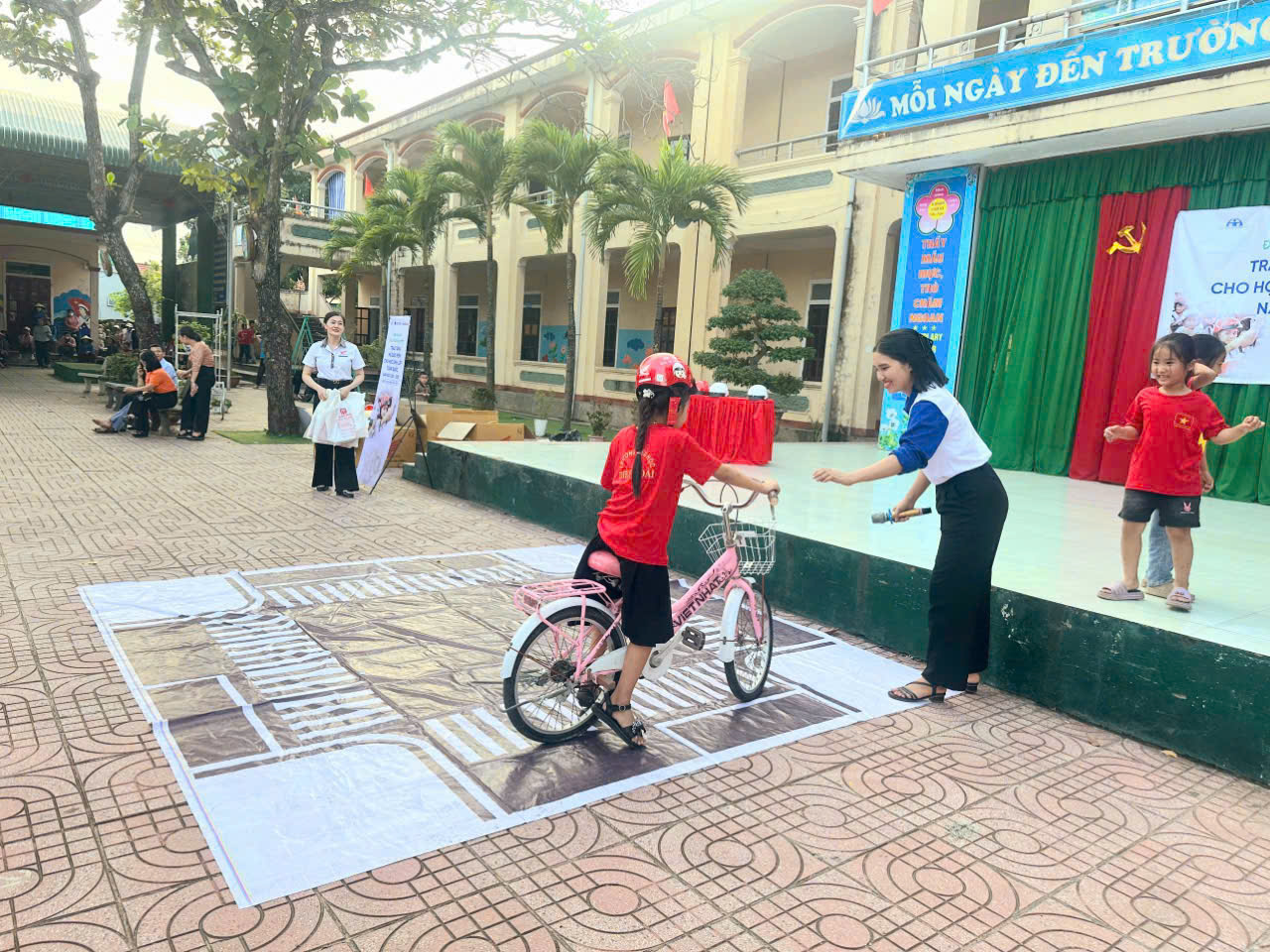 Honda Việt Nam Trao tặng Mũ bảo hiểm cho học sinh lớp Một năm học 2024 – 2025 tại trường Tiểu học Diễn Đoài