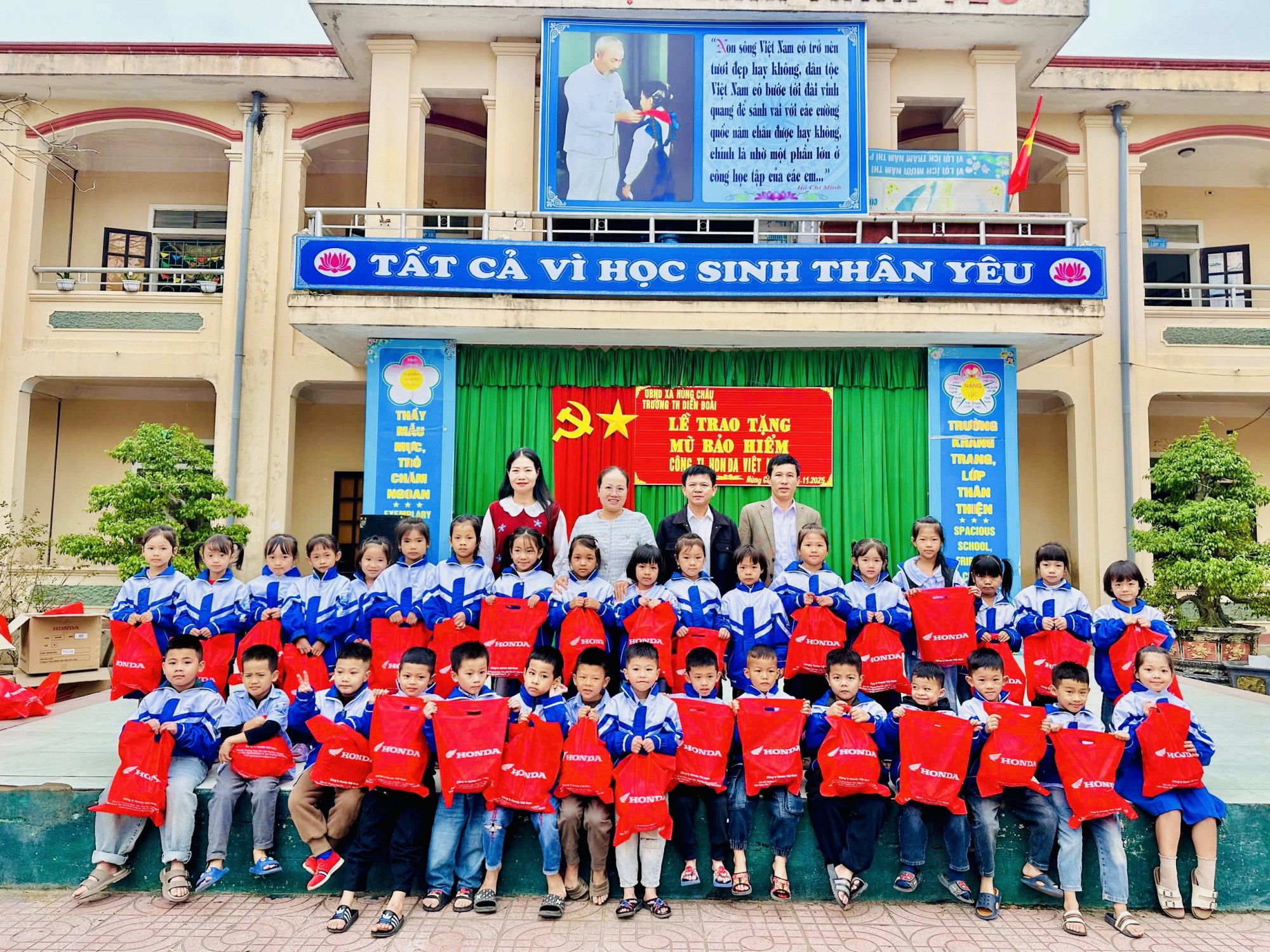 TRAO MŨ BẢO HIỂM CỦA CÔNG TY HONDA CHO HỌC SINH LỚP 1